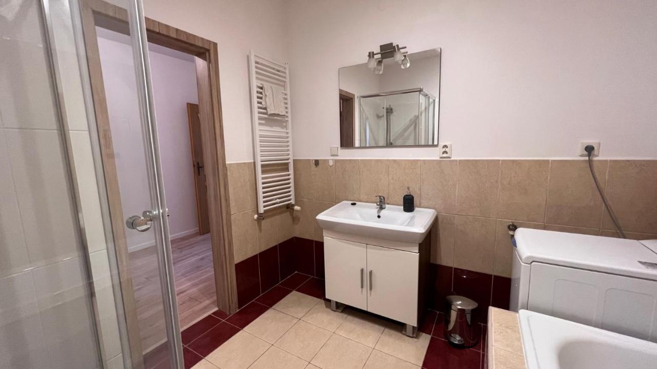 2 Room Apartment, Near Oc Galeria, Petrzalka Bratislava Eksteriør bilde