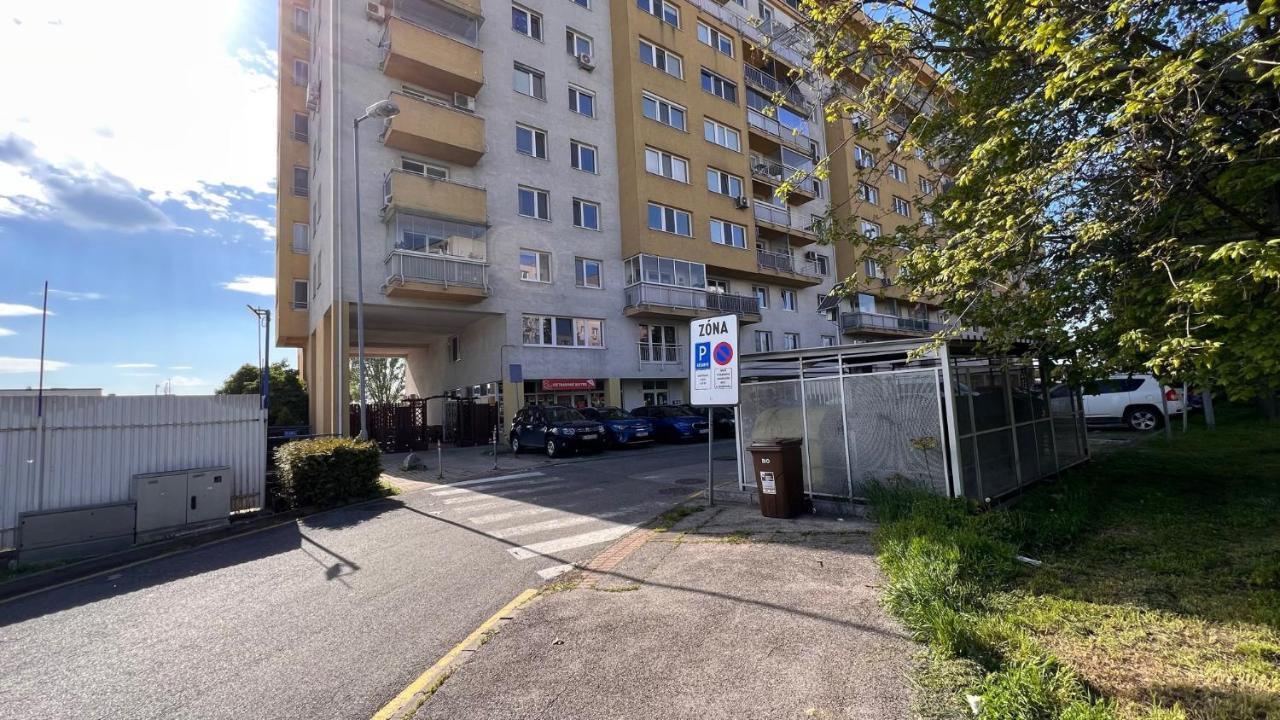 2 Room Apartment, Near Oc Galeria, Petrzalka Bratislava Eksteriør bilde